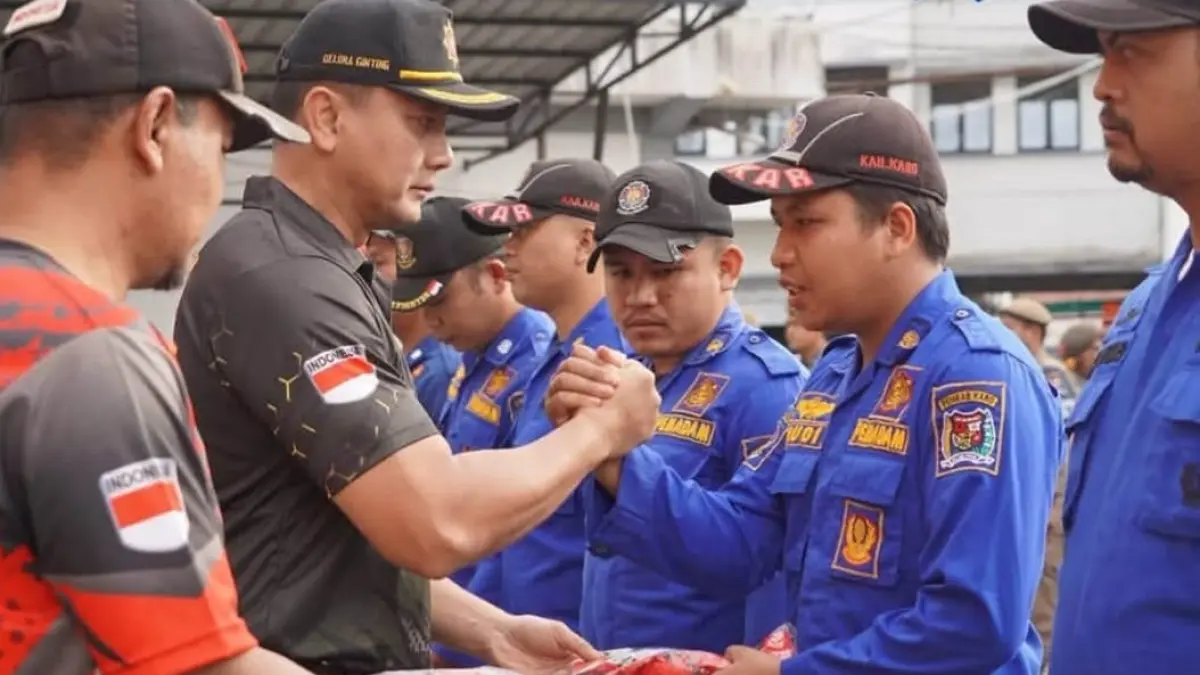 SERAHKAN: Sekda Karo menyerahkan penghargaan kepada personel Pemadam Kebakaran. (Seolideo/Sumut Pos)