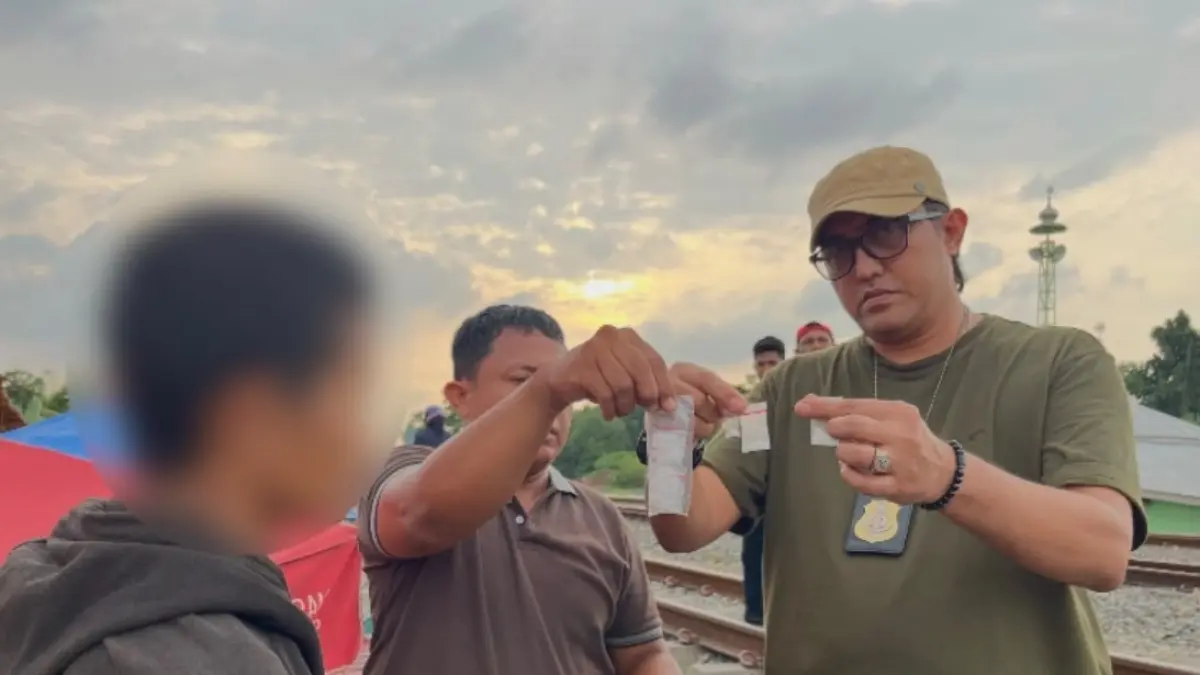 TANGKAP: Petugas Polrestabes Medan menangkap anggota geng motor GPS, saat melakukan penggerebekan sarang narkoba di rel KA Tembung. (Dok: Polrestabes Medan)

