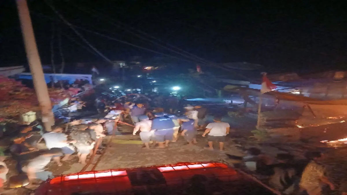 TERBAKAR: Sebanyak tujuh unit rumah semi permanen di Desa Lau Kersik, Kecamatan Gunung Sitember, Kabupaten Dairi, hangus terbakar, Minggu (9/8). (RUDY SITANGGANG/SUMUT POS)