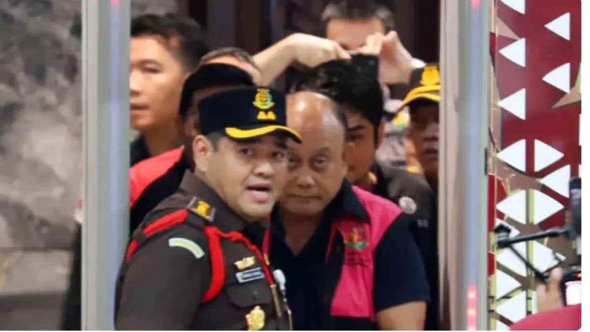 Tersangka dugaan tindak pidana korupsi tata kelola program Makan Bergizi Gratis (MBG) pada Badan Gizi Nasional (BGN) Dadan Hindayana berada di dalam mobil tahanan di Kejaksaan Agung, Jakarta, Rabu (3/6/2026). (Dery Ridwansah/ JawaPos.com)
