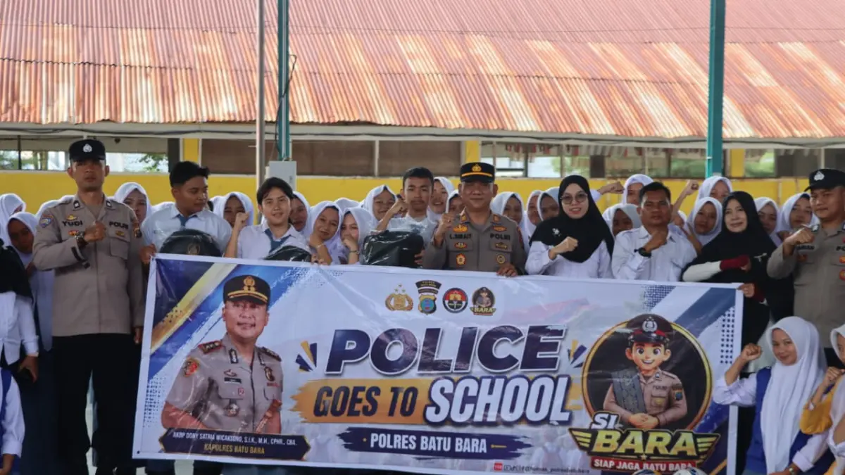 Kapolres Batu Bara AKBP Dony Satria Wicaksono, S.I.K., M.H., CPHR., CBA. bertindak sebagai Pembina Upacara dalam kegiatan Police Go To School di SMK Swasta Amir Hamzah Indrapura, Jalan Syarifuddin No. 39, Tanjung Kubah, Senin (10/8/2026). (Humas.Polres Batubara/Sumut Pos)