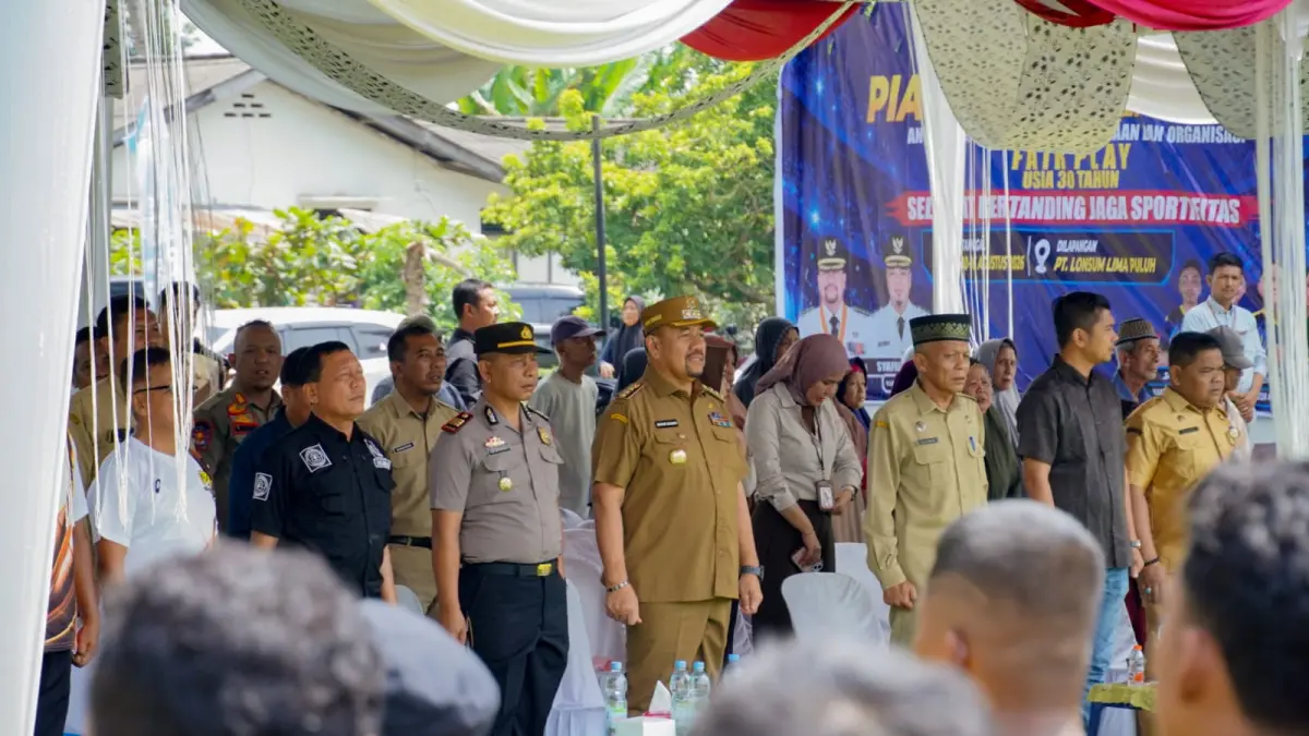 Bupati Batu Bara Dr. H. Baharuddin Siagian, S.H., M.Si., C.L.A., usai  membuka secara langsung Turnamen Mini Soccer “Bahagia Cup II” lintas organisasi perangkat daerah (OPD), kecamatan, organisasi, dan perusahaan se-Kabupaten Batu Bara, Senin (10/8/2026). (Komimfo.Batubara/Sumut Pos)