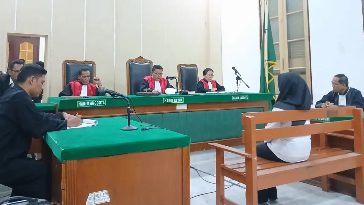 BAWASLU: Mantan Bawaslu Gunungsitoli, Nur Alia Lase, saat menjalani sidang di Pengadilan Tipikor Medan. (Dok: Gusman/Sumut Pos)

