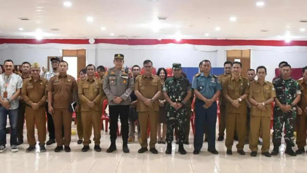 Bupati Sokhiatulo Laia dan Dandim 0213/Nias Letkol Inf. Indra Rukmana berfoto bersama dengan Forkompinda Nias Selatan usai rapat koordinasi. (Eriusman Duha/Sumut Pos)