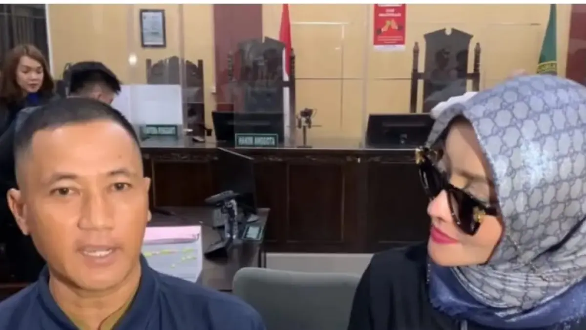 Doktif bersama Afrizal, mantan karyawan Richard Lee. (Abdul Rahman/JawaPos.com)