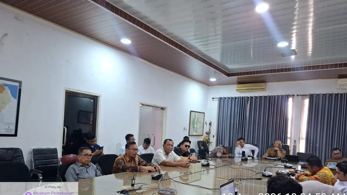 Ketua DPRD M Safii, Wakil Ketua DPRD Batubara Tengku Rodial, dan Wakil Ketua Komisi  IV DPRD Batubara Ismar Komri, dan pihak 
Kepala UPTD PSDA Bah Bolon, Syahrial Efendi, dan jajaran bidang perencanaan PSDA Provinsi Sumatera Utara serta perwakilan Balai Wilayah Sungai (BWS) Sumatera Utara saat mengelar rapat terkait dampak pengalihan Sungai Gambus,Senin(10/8/2026). (Liberti H Haloho/Sumut Pos)