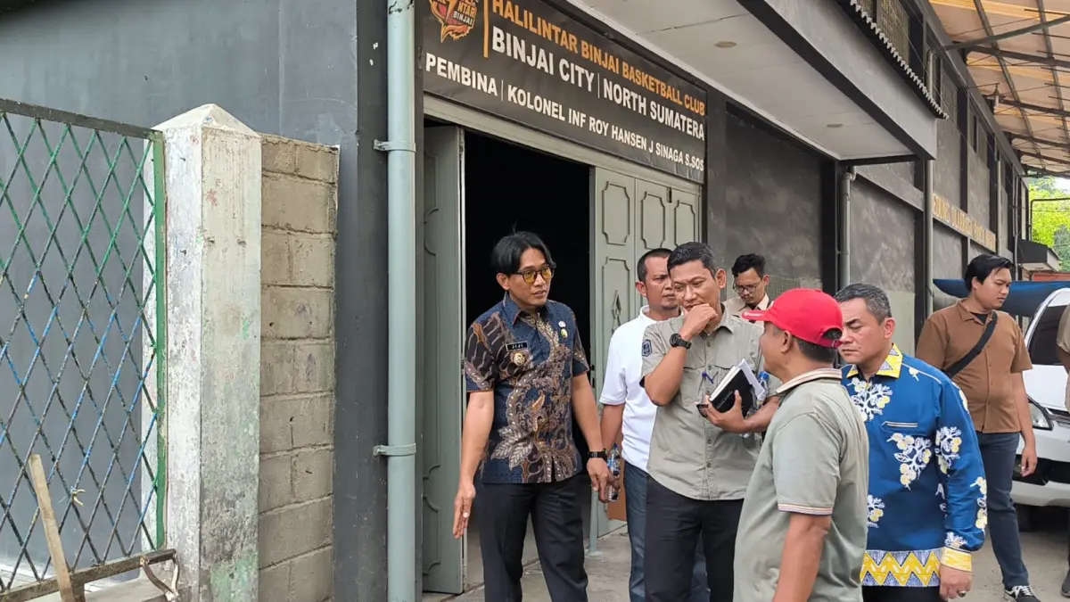 
Kadis PUTR Binjai, Wahyu Umara (pegang buku catatan) saat mendampingi wakil wali kota, Hasanul Jihadi, melihat Jalan Wahidin Baru seputaran Pasar Tavip yang akan diperbaiki tahun ini. (Teddy Akbari/Sumut Pos)
