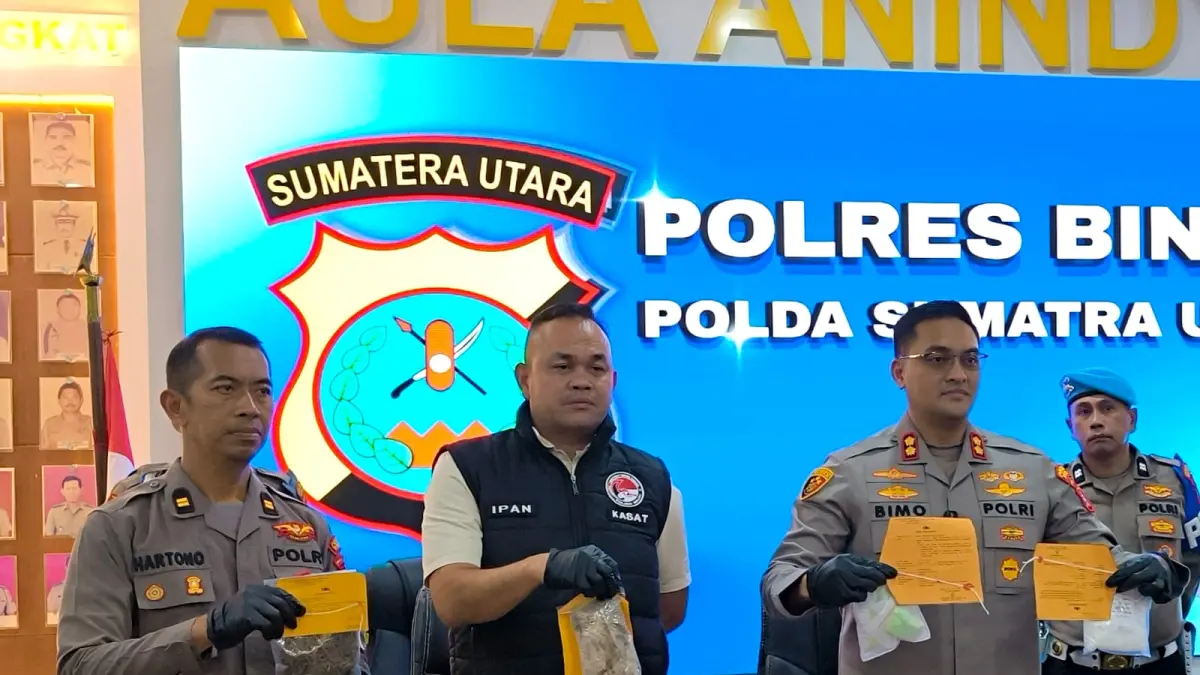 
Kasatres Narkoba Polres Binjai, AKP Ismail Pane (tengah) saat menunjukkan barang bukti narkotika. (Teddy Akbari/Sumut Pos)