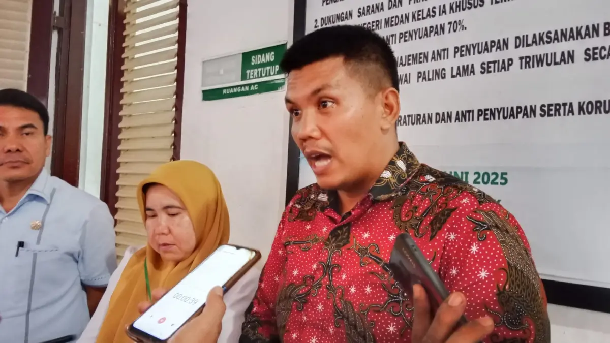 KETERANGAN: Kuasa hukum Arjoni dari LBH Medan, Irvan Sahputra, memberikan keterangan usai sidang prapid di PN Medan, Selasa (11/8/2026). (Dok: Gusman/Sumut Pos)
