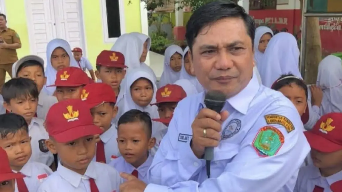 Ketua Dewan  Pendidikan Labura Zurul. Bakti Aziz, Bagikan Cinderamata kepada Siswa SDN 112287 Tanjungpasir.( Asri Tarigan/Sunut Pos ) 