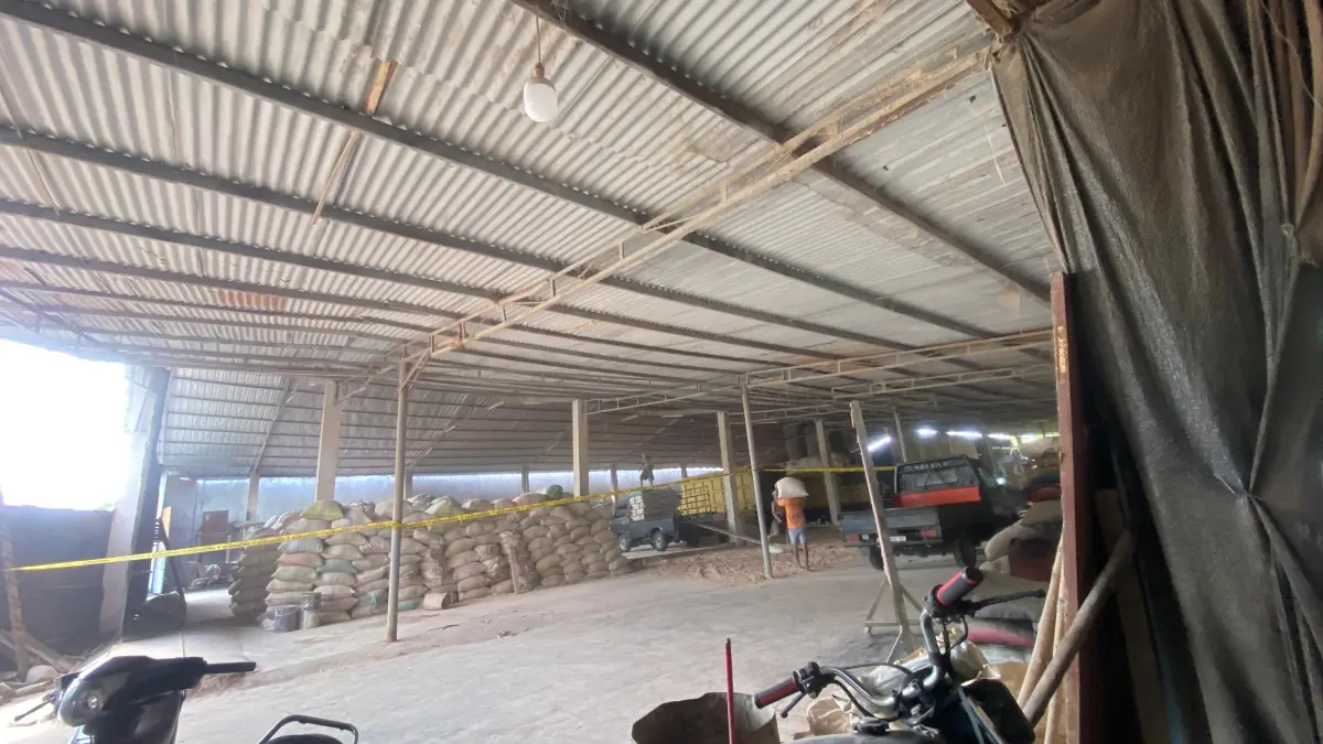 Kondisi Gudang milik PT Mitra Miling pasca penembakan oleh segerombolan OTK di Gang Sawi, Jalan Industri Desa Tanjung Morawa B, Kecamatan Tanjung Morawa. (Batara/Sumut Pos)