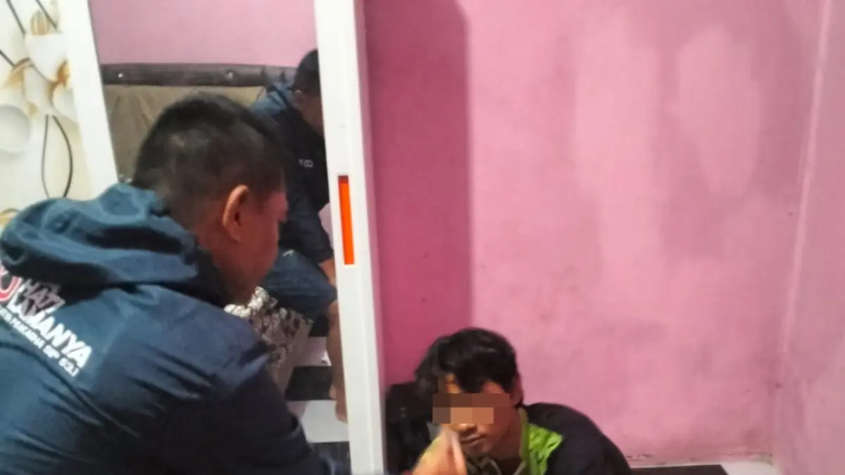Personel Polsek Marbau saat melakukan GSN di sebuah rumah warga di Desa Belongkut. (Indra/Sumut Pos)