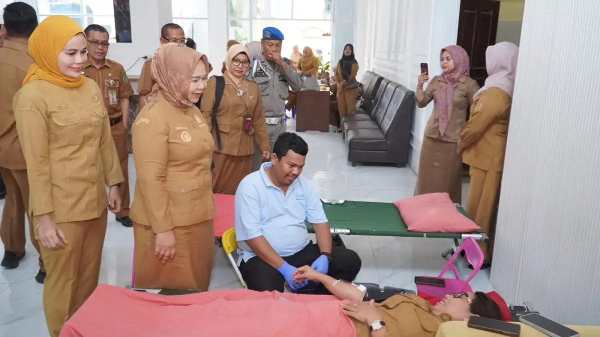 
Plt Bupati Langkat, Tiorita br Surbakti saat melihat kegiatan donor darah dan mengajak jajarannya untuk rutin mendonor. (Diskominfo Langkat/Sumut Pos)