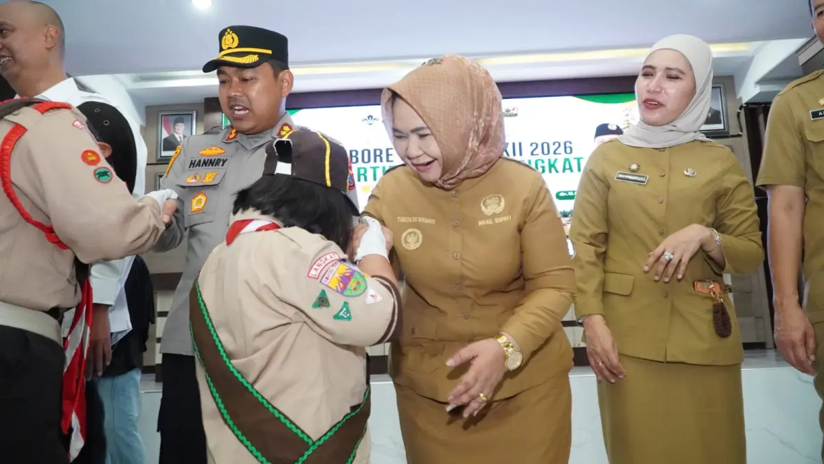 
Plt Bupati Langkat, Tiorita br Surbakti saat mengalami Kontingen Kwarcab yang dilepas keberangkatan dari Stabat. (Diskominfo Langkat/Sumut Pos)