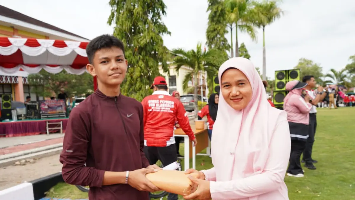 Semarak HUT ke 81 RI, Ribuan Pelajar dan warga padati Maraton 5K dan Fun Run Padang Lawas Utara. (Mitra Harahap/Sumut Pos)