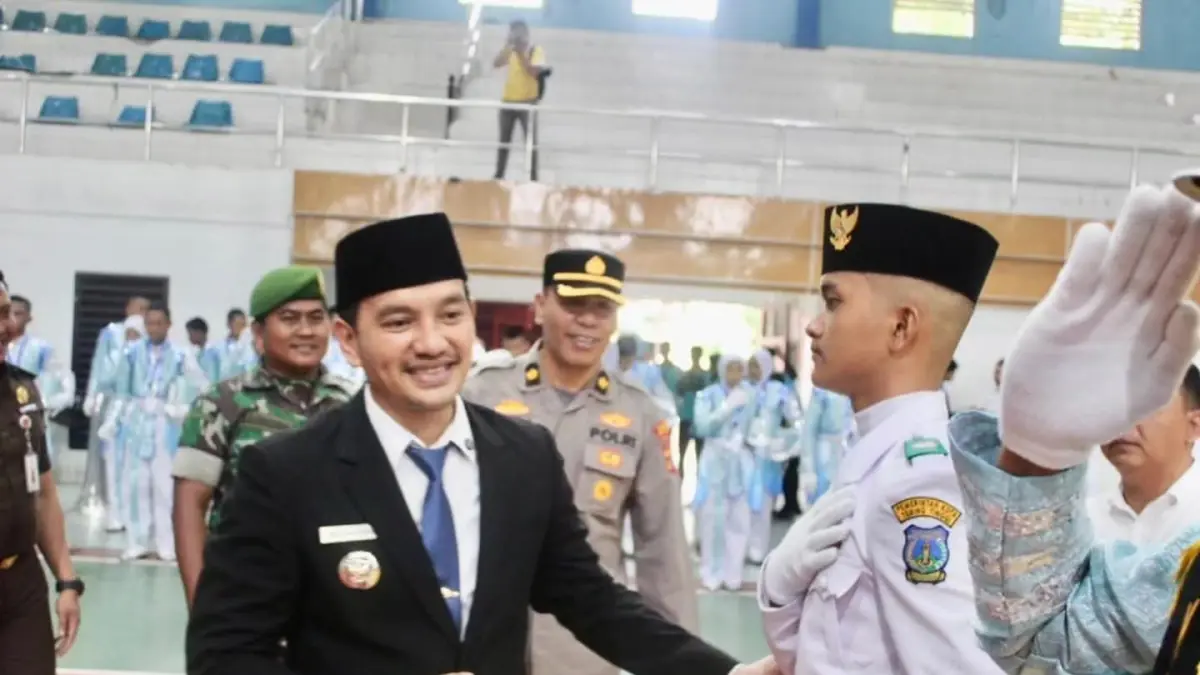 Wali Kota Tebingtinggi, H. Iman Irdian Saragih, saat mengukuhkan anggota Paskibraka dan Korps Musik (Korsik) Kota Tebing Tinggi Tahun 2026 di GOR Asber Nasution, Rabu (12/8). Sebanyak 45 anggota Paskibraka dan 42 personel Korsik dikukuhkan untuk menjalankan tugas pada upacara HUT ke-81 Kemerdekaan RI. (Azan Purba/ Sumut Pos)