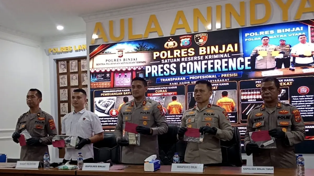 
Kapolres Binjai, AKBP Raden Bimo Moernanda (tengah) saat menunjukkan barang bukti pengungkapan kasus. (Humas Polres Binjai/Sumut Pos)