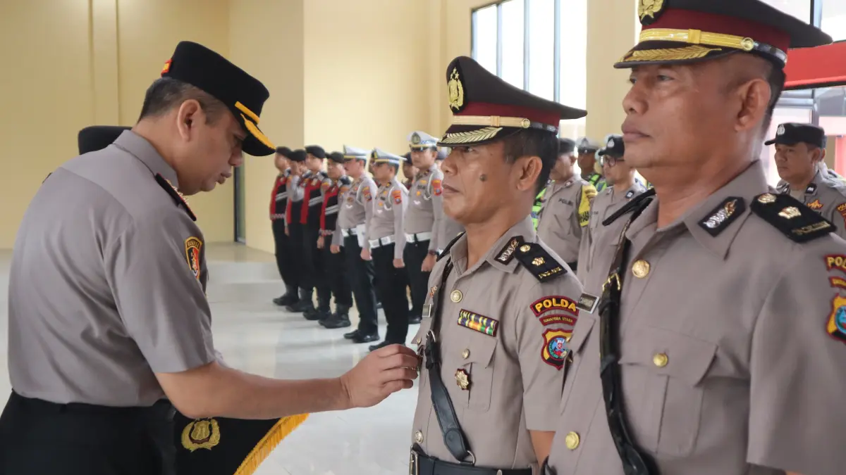 Kapolresta Deli Serdang Kombes Pol Hendria Lesmana, S.I.K, menserahterimakan tiga jabatan Kapolsek dan Kabag Log pada upacara yang berlangsung di Aula Tri Brata Polresta Deli Serdang, di Lubukpakam. (Batara/Sumut Pos)