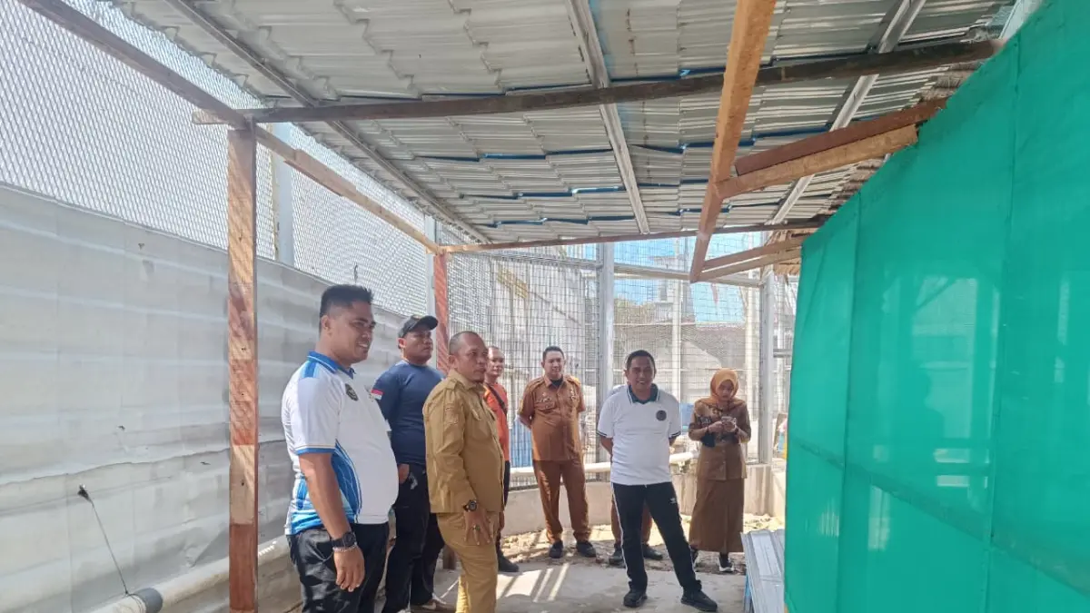 
Kepala DLH Binjai, Ahmad Yani saat melihat kondisi rencana budidaya magot di Lapas Binjai. (Humas Lapas Binjai/Sumut Pos)