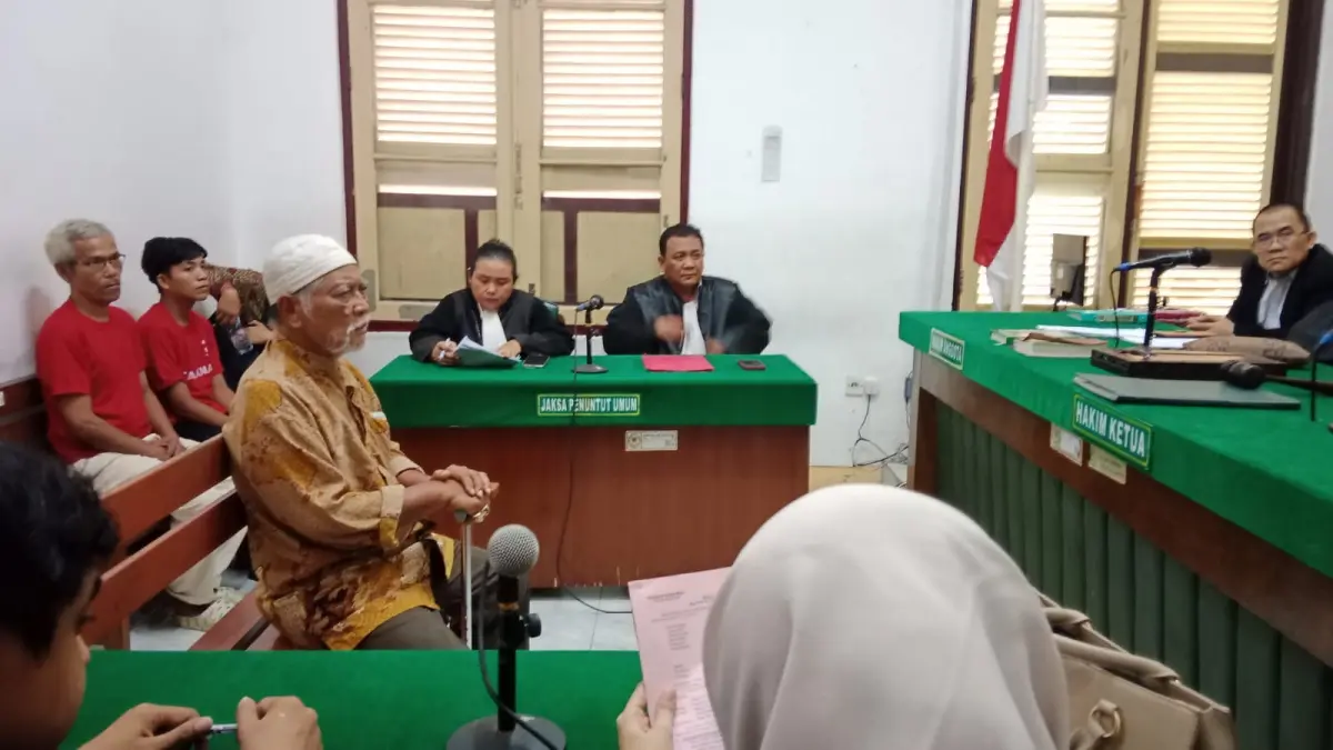 TERDAKWA: Sudjono terdakwa kasus pemalsuan dokumen warisan, menjalani sidang tuntutan di PN Medan, Rabu (12/8/2026) sore. (Dok: Gusman/Sumut Pos)

