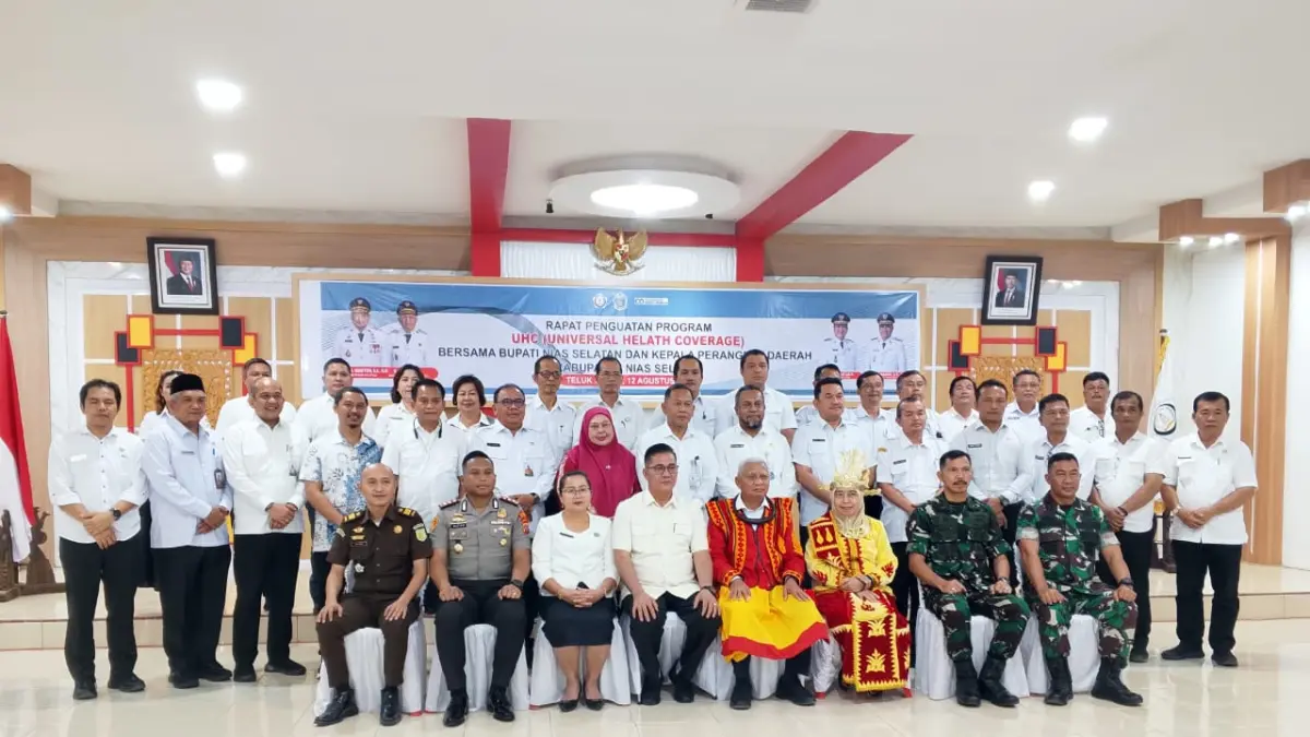Wagubsu H. Surya, B.Sc didampingi Istri berfoto bersama dengan Bupati Nisel Sokhiatulo Laia dan Forkompinda. (Eriusman Duha/Sumut Pos)
‎