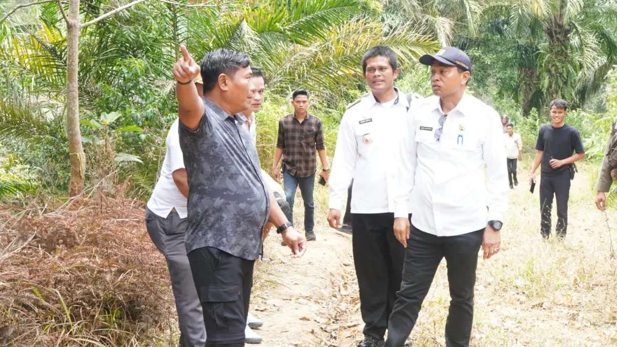 Wakil Bupati Deli Serdang, Lom Lom Suwondo SS, meninjau kondisi jalan penghubung Rumah Liang, Kecamatan STM Hulu, Kabupaten Deli Serdang, dengan Barus Jahe, Kabupaten Karo, di Desa Liang Pematang, Kecamatan STM Hulu. (Batara/Sumut Pos)