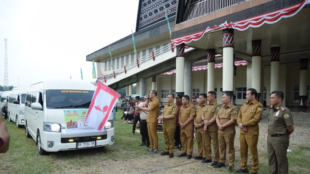Wakil Bupati Padang Lawas H. Achmad Faujan Nasution secara resmi melepas keberangkatan Kontingen kwartir Cabang (Kwarcab), gerakan  Pramuka Padang Lawas, Selasa  11 Agustus 2026. (Mitra Harahap/Sumut Pos)