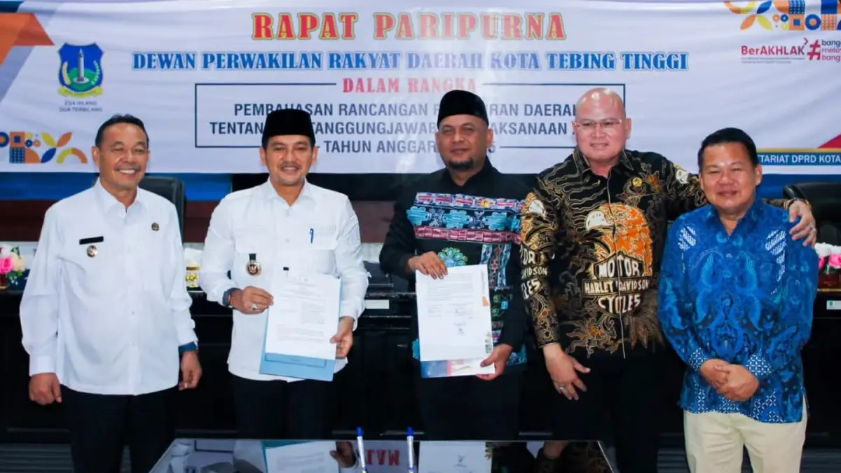 Wali Kota Tebingtinggi H. Iman Irdian Saragih bersama Wakil Wali Kota H. Chairil Mukmin Tambunan, Ketua DPRD Sakti Khadaffi Nasution, serta jajaran anggota DPRD Kota Tebingtinggi usai Rapat Paripurna pembahasan Ranperda Pertanggungjawaban Pelaksanaan APBD TA 2025 di Gedung DPRD Tebingtinggi,  (12/8/2026). (Azan Purba /Sumut Pos)