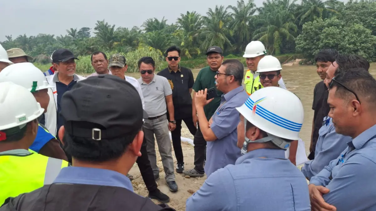 Kepala Bidang Perencanaan PSDA Provinsi Sumut Ihsanul Fatta dan Kepala UPTD PSDA Bah Bolon, Syahrial  Efendi bersama Ketua DPRD Batubara M Safii, Ketua Komisi IV DPRD Batubara Sarianto Damanik dan Wakil Ketua Ismar Komri saat meninjau Dam Sumanggar-Dam Sidalu Dalu, di desa Tanah Rendah, Kec. Air Putih batubara, Rabu(12/8/2026). (foto. Liberti H Haloho/Sumut Pos)