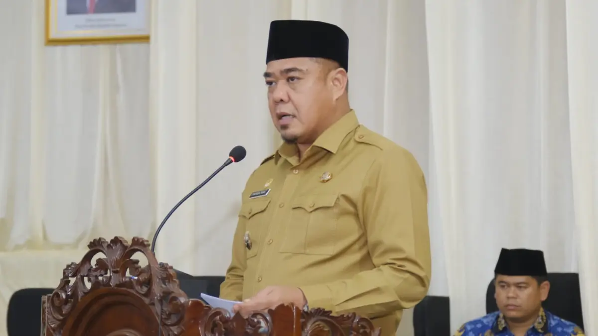 Wakil Bupati Batu Bara, Syafrizal, S.E., M.AP., menyampaikan Rancangan Kebijakan Umum APBD (KUA) dan Prioritas Plafon Anggaran Sementara (PPAS) Kabupaten Batu Bara Tahun Anggaran 2027 dalam Rapat Paripurna DPRD Kabupaten Batu Bara, Kamis (13/8/2026). (Foto Komimfo Batubara/Sumut Pos)