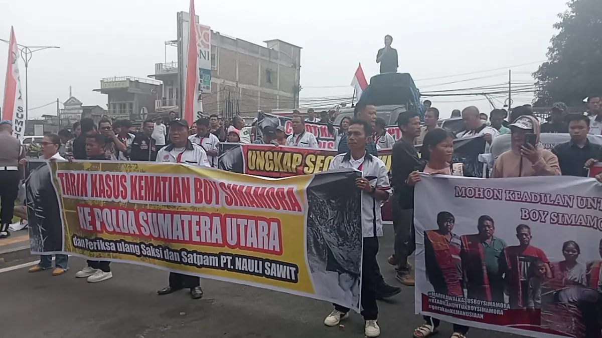 AKSI: Massa aksi yang tergabung dari HBB dan TGAPH&K saat menggelar aksi unjuk rasa di depan Mapolda Sumut, Kamis (13/8). (Dok: massa aksi)

