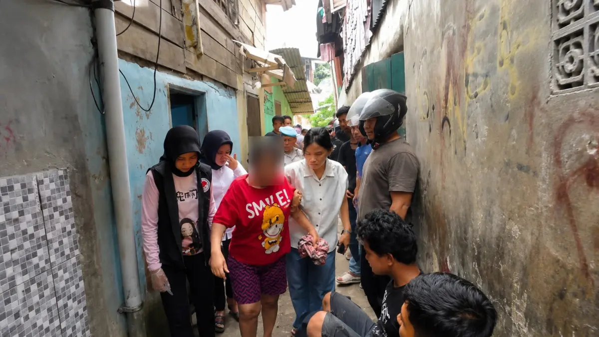 AMANKAN: Petugas mengamankan seorang IRT diduga pengedar sabu berserta 2 pria di Medan Maimun. (Dok: Polrestabes Medan)

