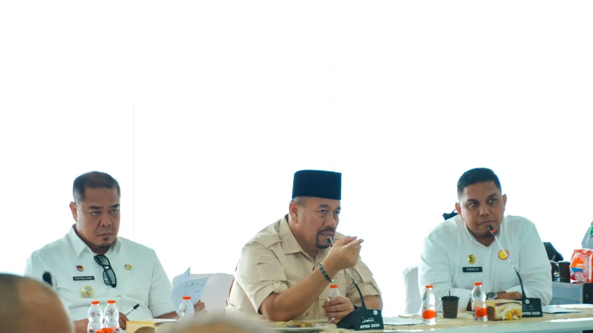 Bupati Batu Bara Dr. H. Baharuddin Siagian, S.H., M.Si., C.L.A., bersama Wakil Bupati Batu Bara Syafrizal, S.E., M.AP., menggelar pertemuan dan diskusi bersama para dokter spesialis dan dokter umum yang bertugas di RSUD H. OK Arya Zulkarnain Kabupaten Batu Bara.  di Aula B Kantor Bupati Batu Bara, Rabu (12/8/2026). (Foto Komimfo Batubara/Sumut Pos)