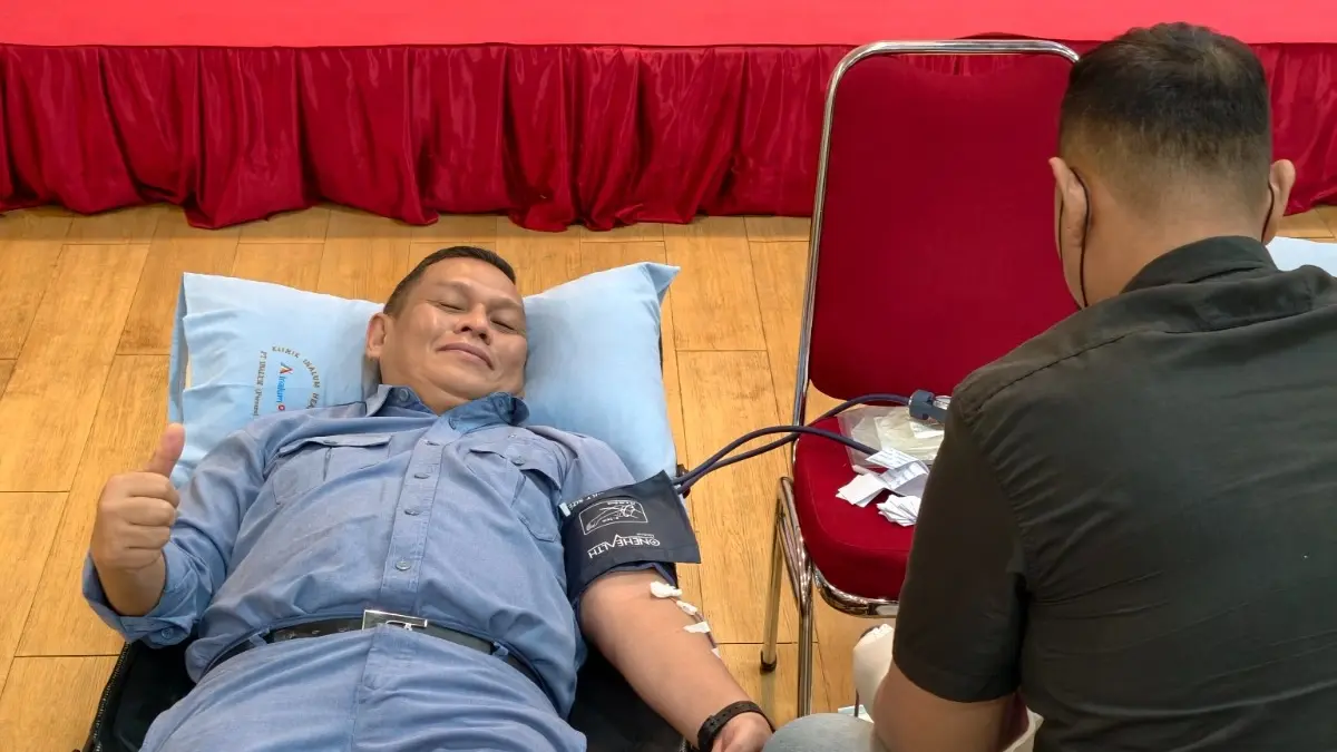 Direktur Operasi Inalum Ivan Ermisyam turut mendonorkan darah dalam kegiatan Menyambut HUT ke-81 RI, PT Inalum (Persero).