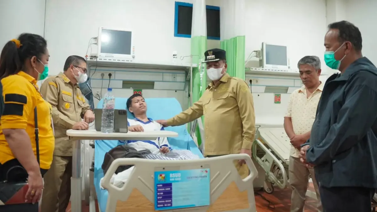 ENGUK: Bupati Karo Antonius Ginting bersama Forum Koordinasi Pimpinan Daerah (Forkopimda) Kabupaten Karo menjenguk siswa yang keracunan MBG. (Solideo/Sumut Pos)