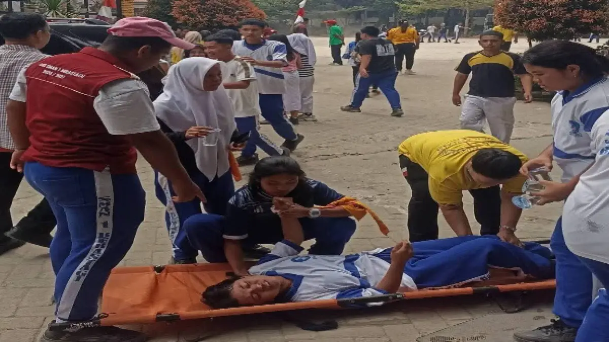 EVAKUASI: Siswa SMA Negeri 1 Berastagi yang keracunan usai menyantap MBG dievakusai ke rumah sakit. (Solideo/Sumut Pos)
