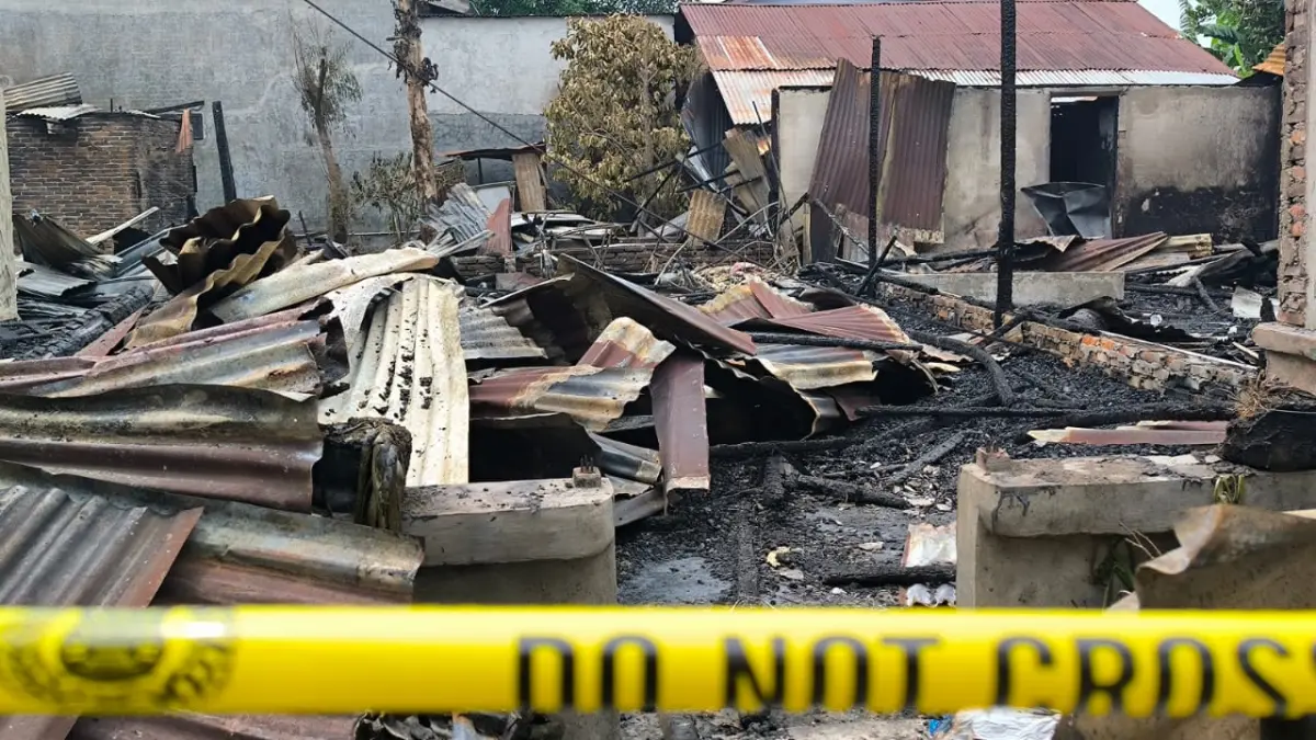 
Garis polisi terbakar di enam rumah yang ludes dilahap si jago merah. (Teddy Akbari/Sumut Pos)