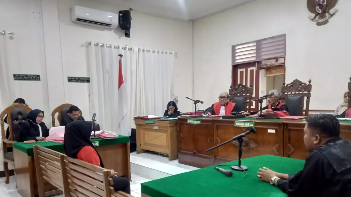 JASAD BAYI: Siti Aisah ART pembuang jasad bayi dalam kardus, menjalani sidang tuntutan di PN Medan, Kamis (13/8/2026). (Dok: Gusman/Sumut Pos)
