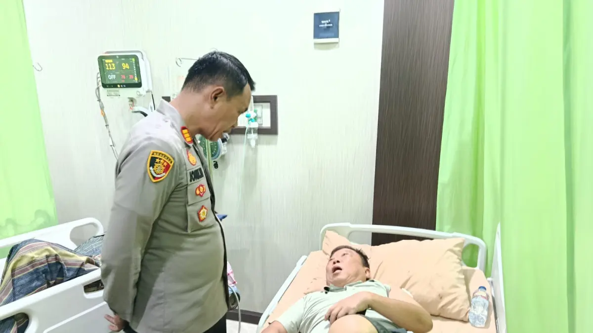 Kapolsek Tanjung Morawa AKP Jonni H Damanik membesuk korban peyerangan Gang Sawi, Jalan Industri, Desa Tanjung Morawa B, Kecamatan Tanjung Morawa, Kabupaten Deli Serdang. (Batara/Sumut Pos)