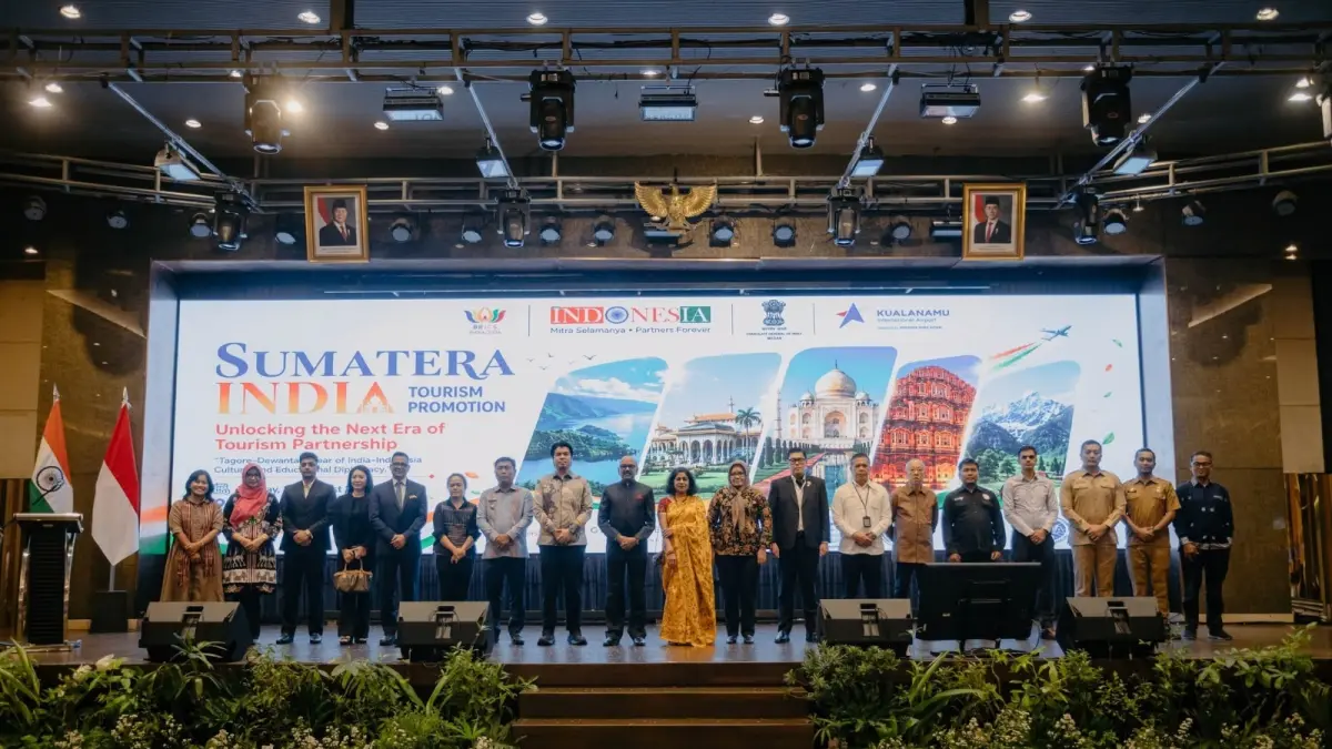Konsul Jenderal India di Medan Ravi Shankar Goel foto bersama dengan para peserta kegiatan Promosi Pariwisata Sumatera dan India&nbsp; pada (10/8/2026 di Grand Mercure Hotel Medan. (Foto : Konsulat Jenderal India di Medan)