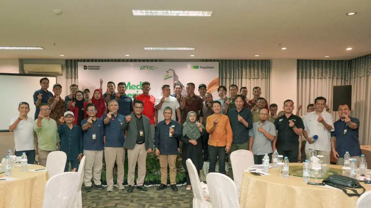 PAPARAN: Pemimpin Wilayah PT Pegadaian Kanwil I Medan, Yohanis Wulang dan media berfoto bersama dalam kegiatan Media Gathering PT Pegadaian (Persero) Kanwil I Medan di Karibia Boutique Hotel, Rabu, (12/8/2026). (Dok: Pegadaian)