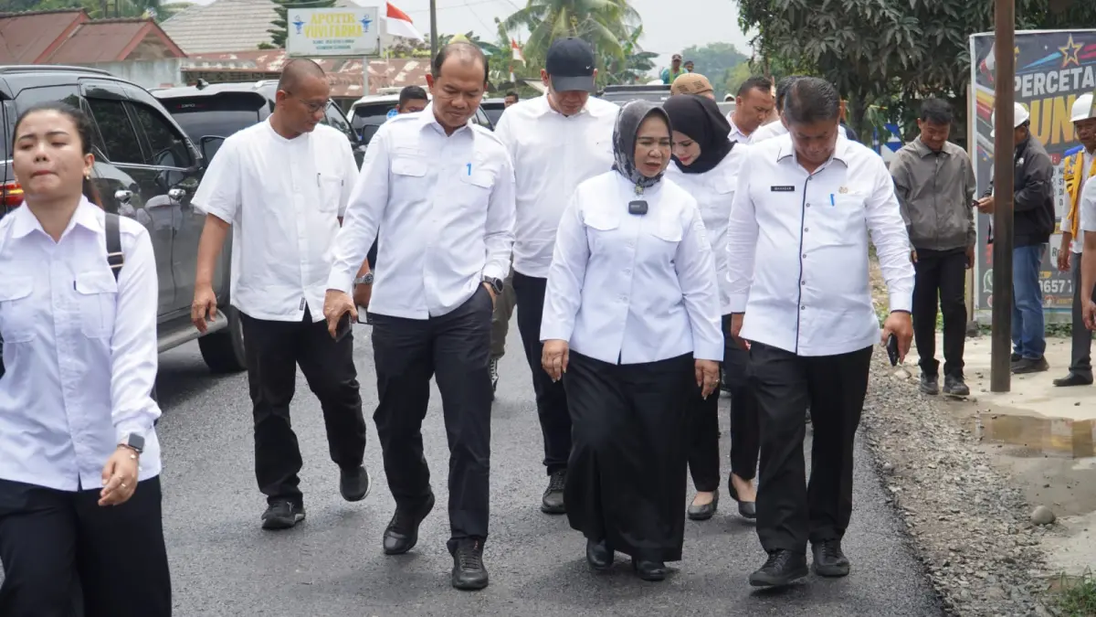 
Plt Bupati Langkat, Tiorita br Surbakti saat meninjau kondisi jalan yang diaspal di Secanggang. (Diskominfo Langkat/Sumut Pos)