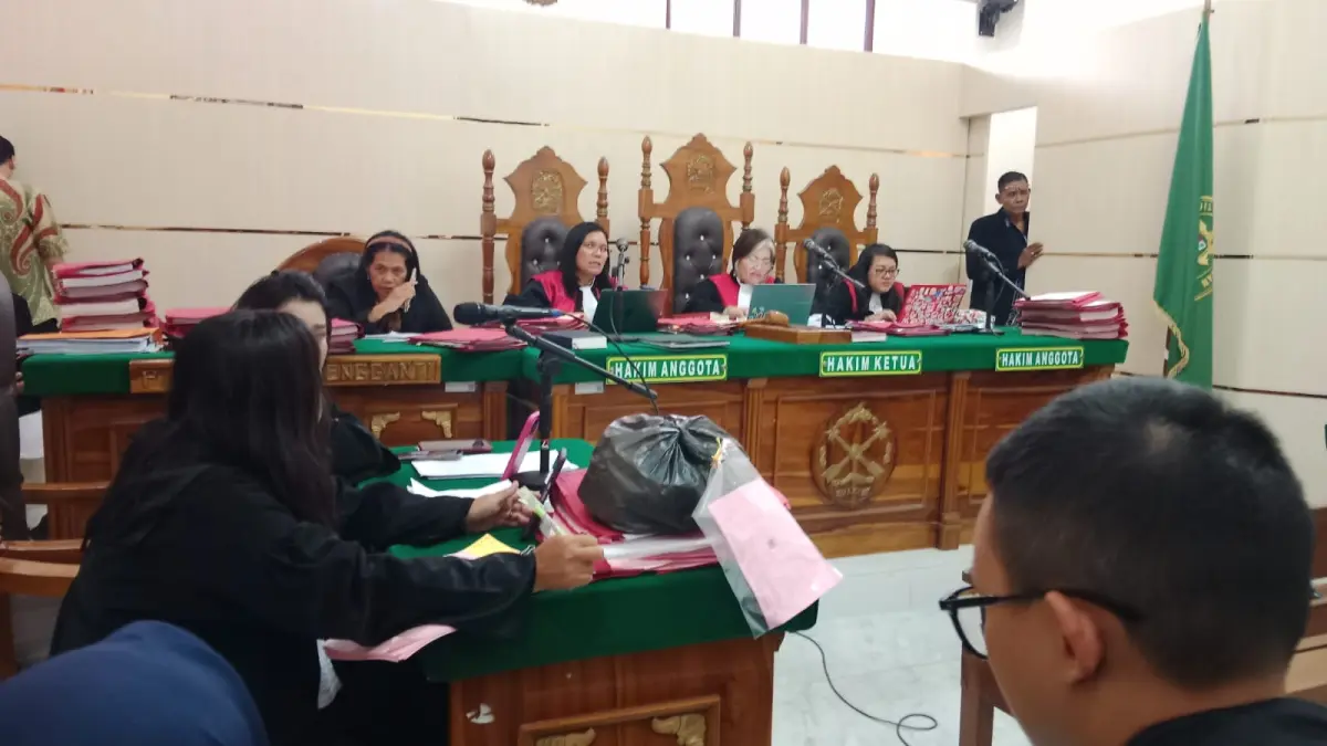 PUTUSAN: Majelis hakim PN Medan membacakan putusan terhadap kedua terdakwa kurir ganja secara virtual, Kamis (13/8/2026). (Dok: Gusman/Sumut Pos)

