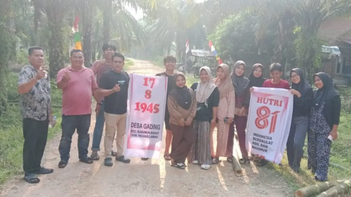 Sambut HUT RI ke 82, Mahasiswa KkN STAIN Madina bersama warga Desa Gading gotong royong bangun Gapura Kemerdekaan, Rabu 12 Agustus 2026. (Mitra Harahap/Sumut Pos)