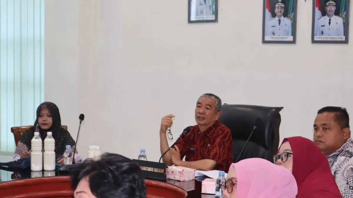 Sekretaris Daerah (Sekda) Kota Tebing- Tinggi, Erwin Suheri Damanik, memimpin Rapat Koordinasi Tim Percepatan Penanggulangan Tuberkulosis (TBC) Tahun 2026 di Ruang Mawar, Balai Kota Tebing- Tinggi, Kamis (13/8). (Azan Purba/Sumut Pos)