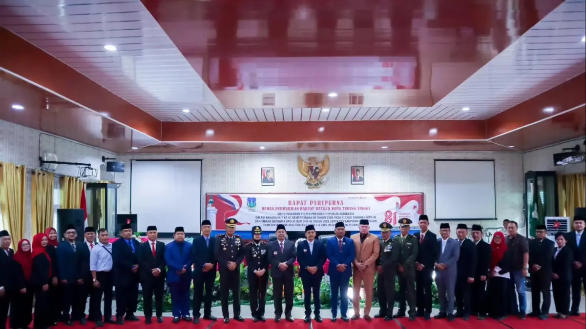 Wali Kota Tebingtinggi H. Iman Irdian Saragih bersama Wakil Wali Kota H. Chairil Mukmin Tambunan, pimpinan DPRD, unsur Forkopimda dan tamu undangan berfoto bersama usai menghadiri Rapat Paripurna DPRD Kota Tebingtinggi dalam rangka mendengarkan Pidato Kenegaraan Presiden RI, Jumat (14/8/2026). (Azan Purba/Sumut Pos)