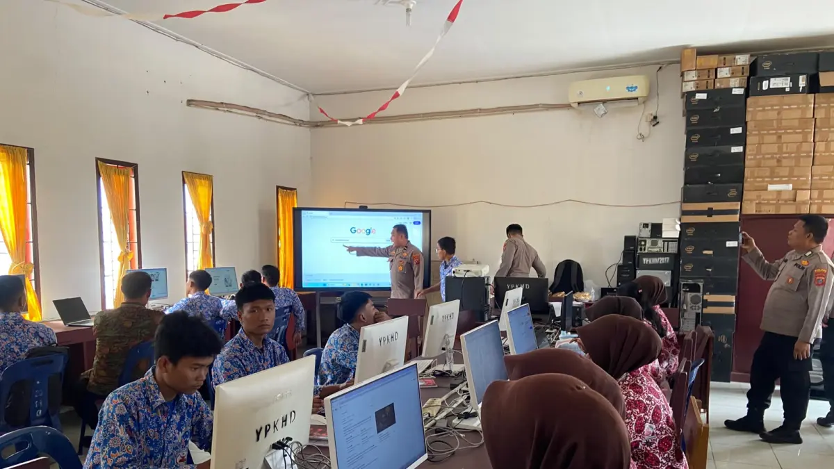  Ipda Miko saat memberikan penjelasan kepada siswa-siswi SMK Yayasan Perguruan Kihajar Dewantara. (Khairuddin/Sumut Pos)