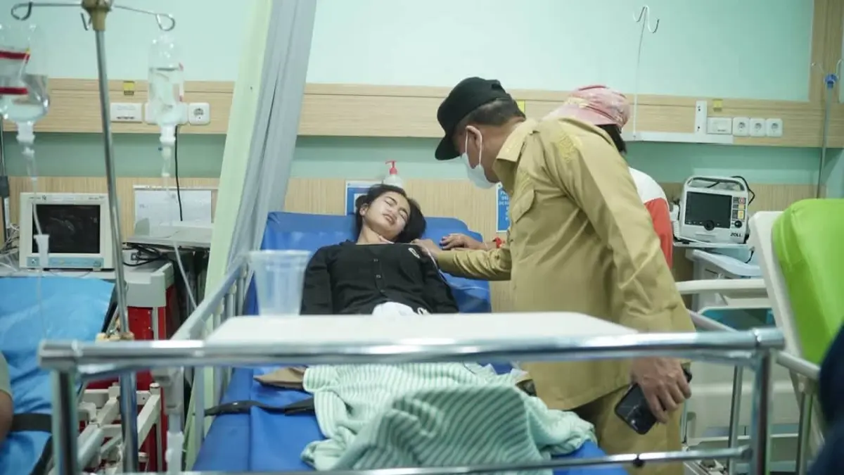 JENGUK: Bupati Karo dan tim menjenguk siswa yang keracunan MBG. (Solideo/Sumut Pos)
