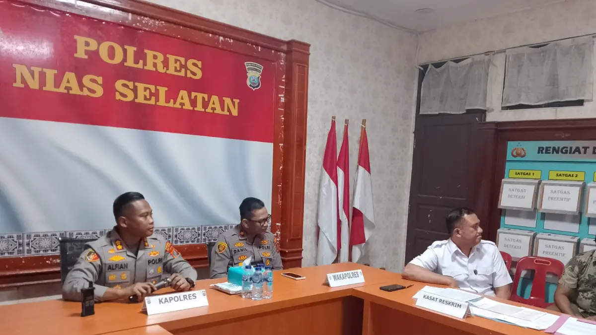 Kapolres Nisel, AKBP Tri Alfian Permadi didampingi Wakapolres Kompol Wahyu Danil Noor, dan Kasatreskrim AKP Fahmi Ahmad Fahmi saat memaparkan kepada wartawan. (Eriusman/Sumut Pos)