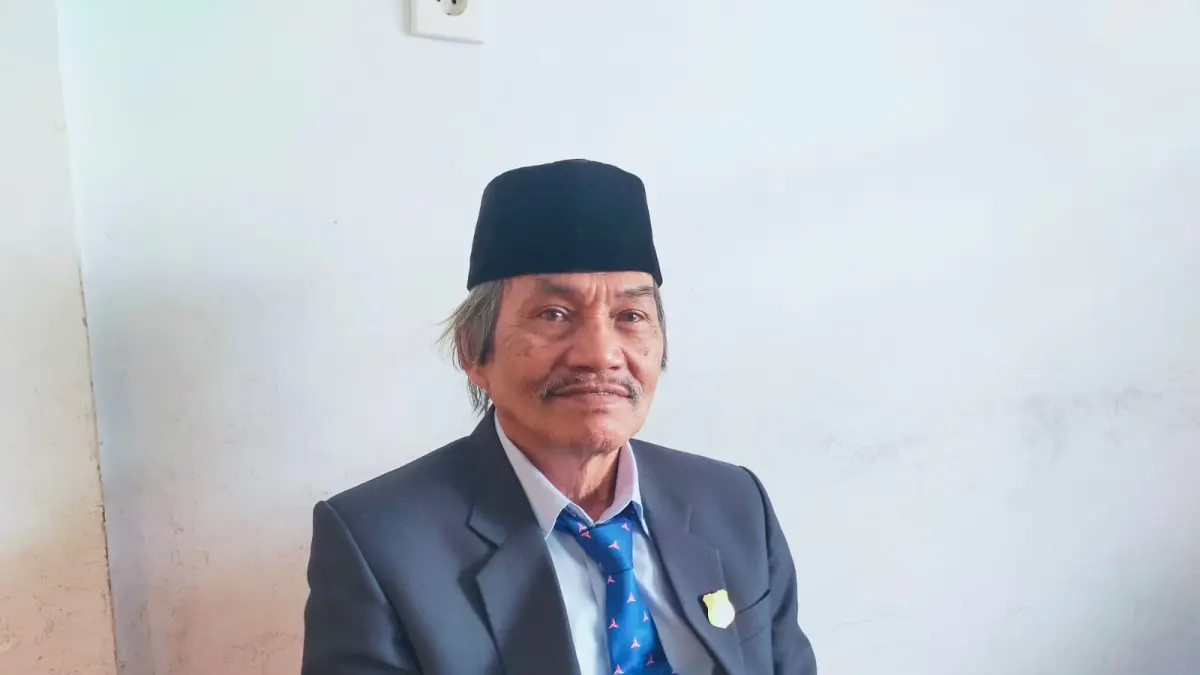 Ketua Komisi I DPRD Dairi, Bona Sitindaon saat memberikan keterangan, Jumat (14/8/2026). (RUDY SITANGGANG/SUMUT POS)
